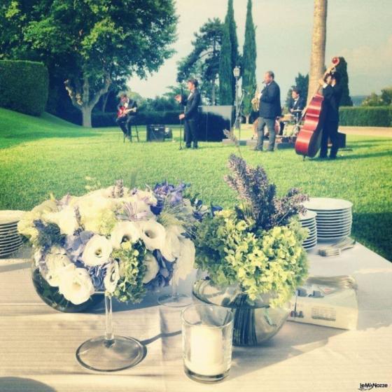 Allestimento con fiori per il matrimonio all'aperto