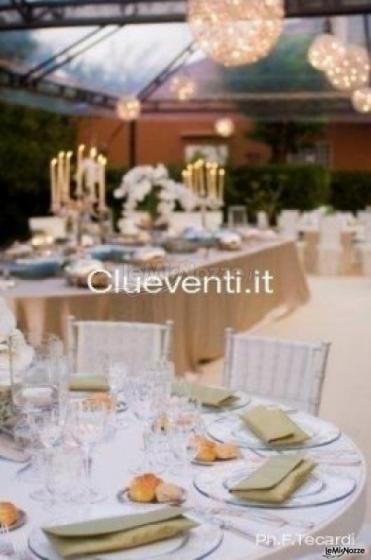 Matrimonio con tavoli in tessuto di lino e portatovaglioli a pochette