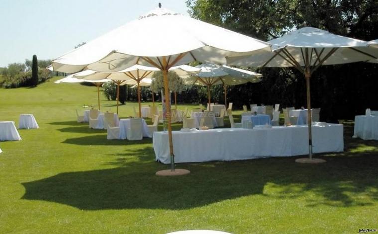 Antipasti di matrimonio serviti in giardino