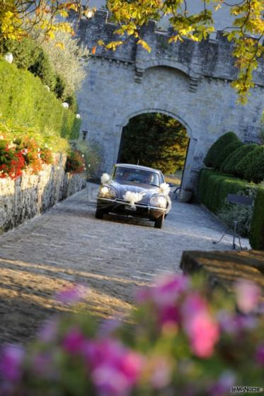 Gli sposi fanno la loro entrata al castello per il ricevimento