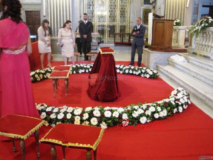 Semicerchio di gerbere bianche rose rosse intorno al banco degli sposi...uno stile imperiale per gli unici protagonisti di quel giorno -  Amaryllis creazioni floreali