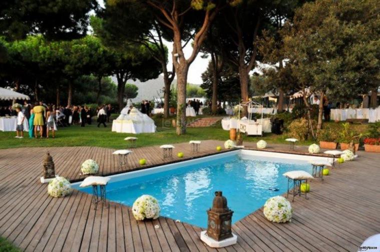 Ricevimento di matrimonio a bordo piscina organizzato ad Avola