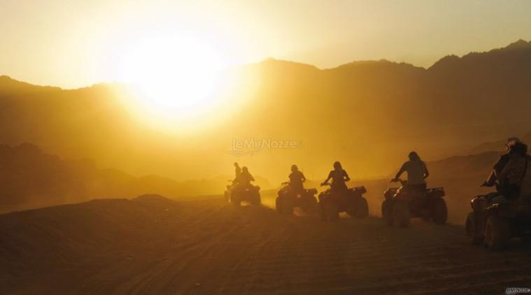 Motorata nel deserto durante il viaggio di nozze