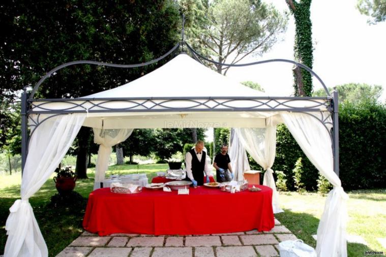 Preparazione del buffet sotto il gazebo