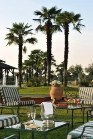 Giardino dell\'hotel per il ricevimento di nozze