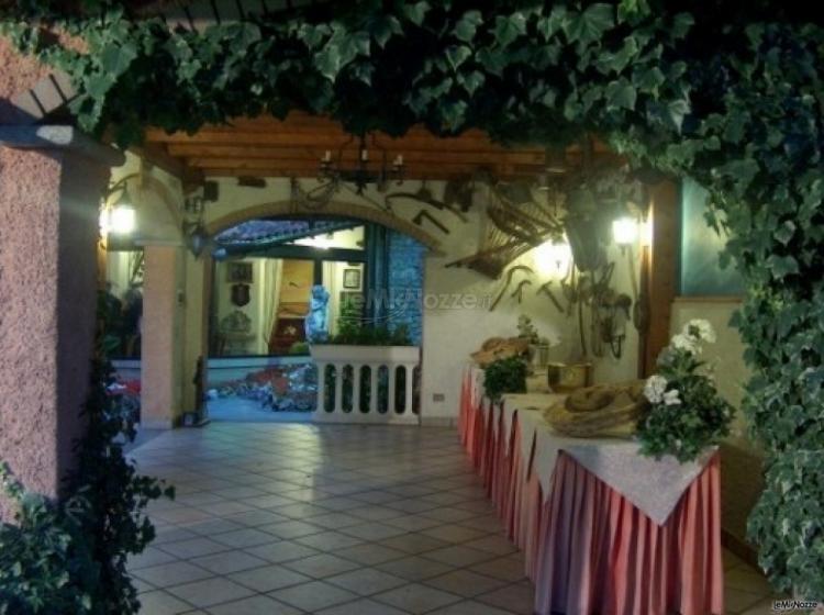 Allestimento dei tavoli di matrimonio sotto al portico