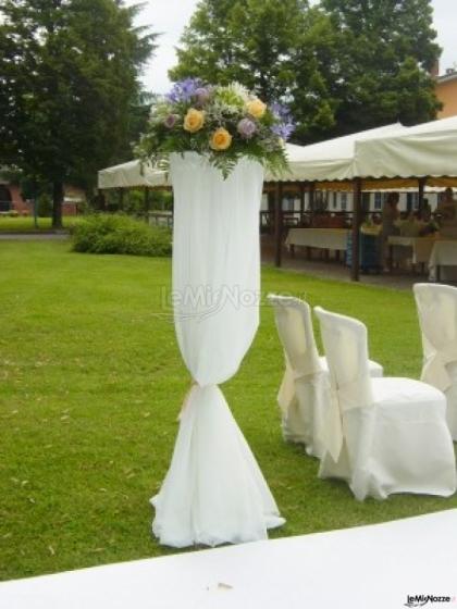 Allestimento con grandi vasi per la cerimonia nuziale in giardino