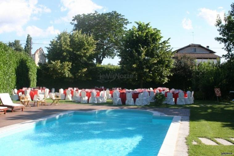 Ricevimento di matrimonio a bordo piscina