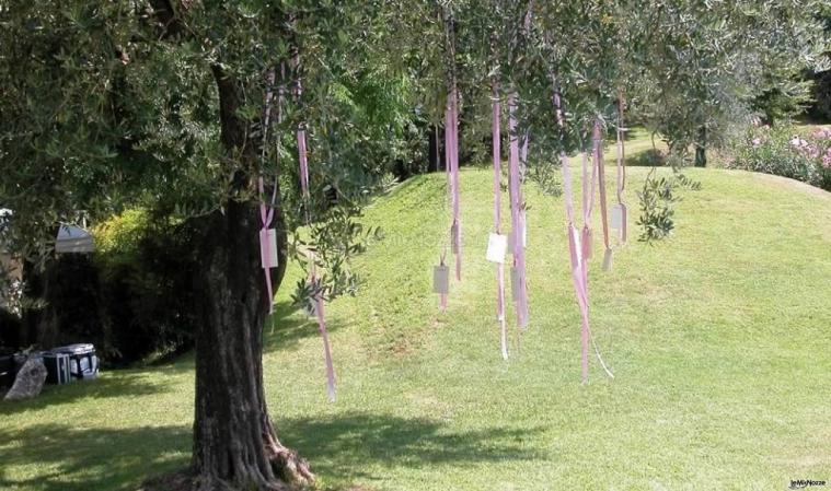 Tableau di matrimonio appeso all'albero