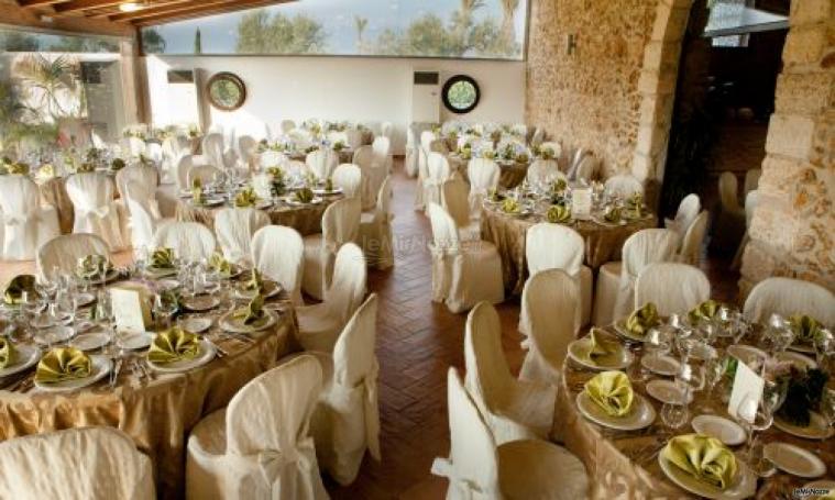 Sala ricevimenti con mise en place per matrimonio