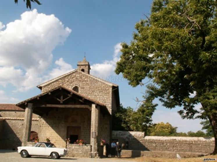 Esterno della chiesa per la messa di nozze