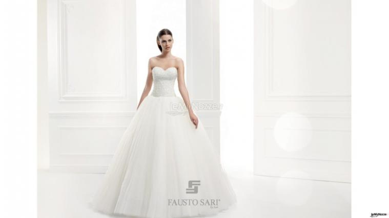 Abito da sposa con scollo a cuore e gonna in tulle