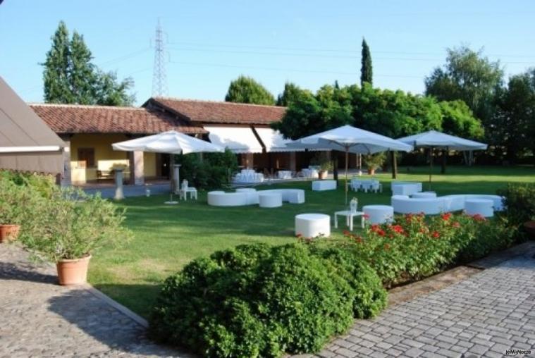 Allestimento moderno del giardino durante matrimonio