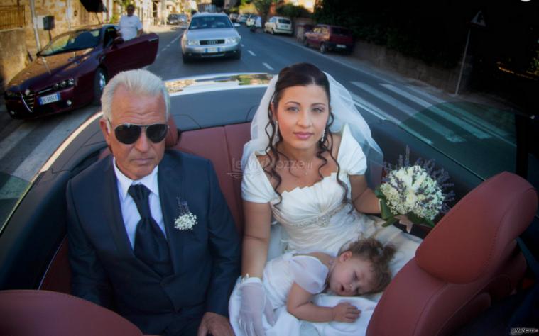 La sposa arriva all'altare con la figlia e il papà