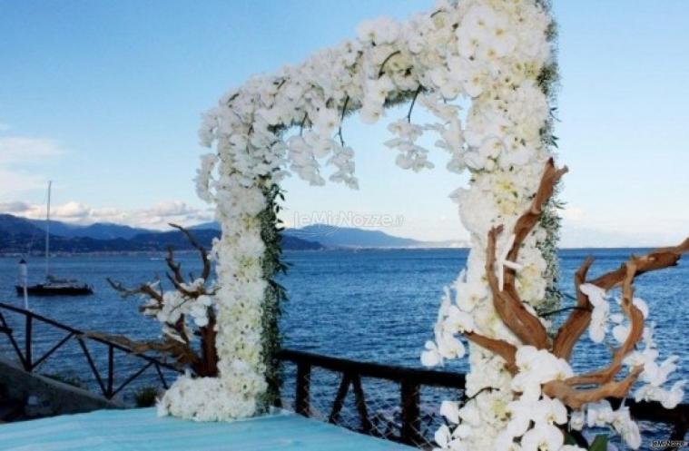 Allestimento floreale per il matrimonio in riva al mare