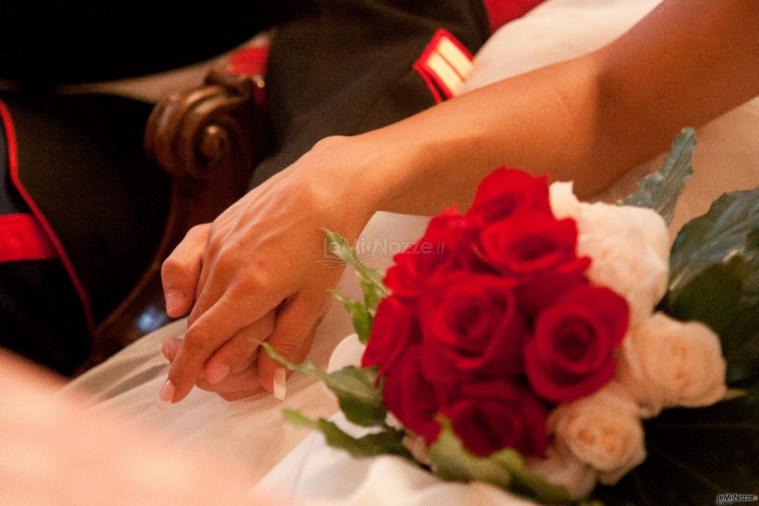 Il bouquet della sposa di rose bianche e rosse