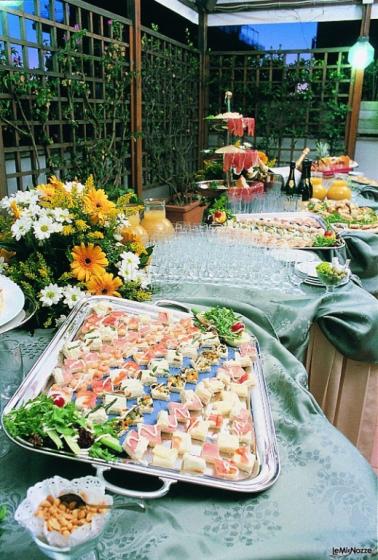 Buffet di matrimonio servito in giardino