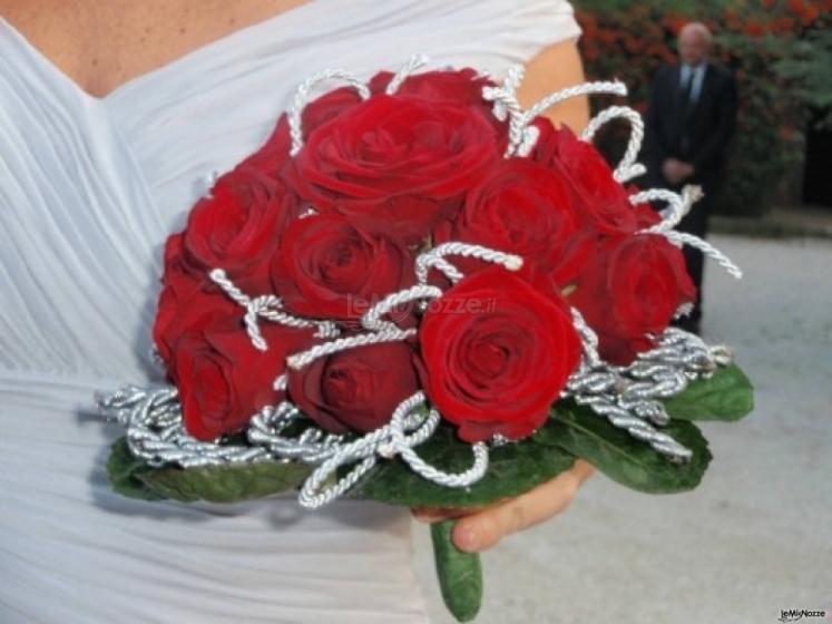 Bouquet di rose rosse per la sposa