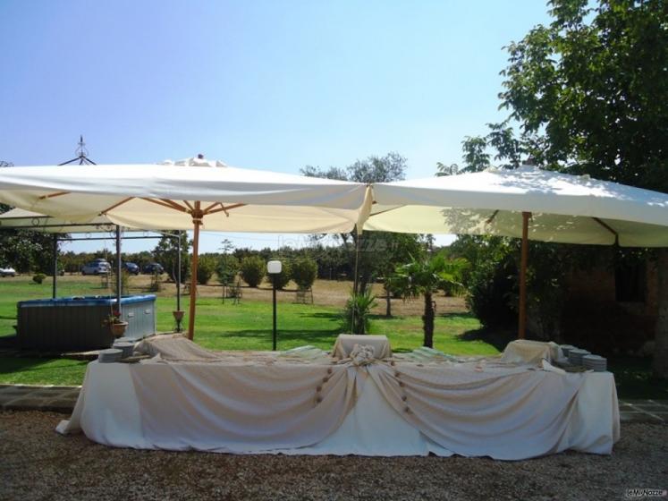 Allestimento buffet in giardino al Borgo degli Abeti