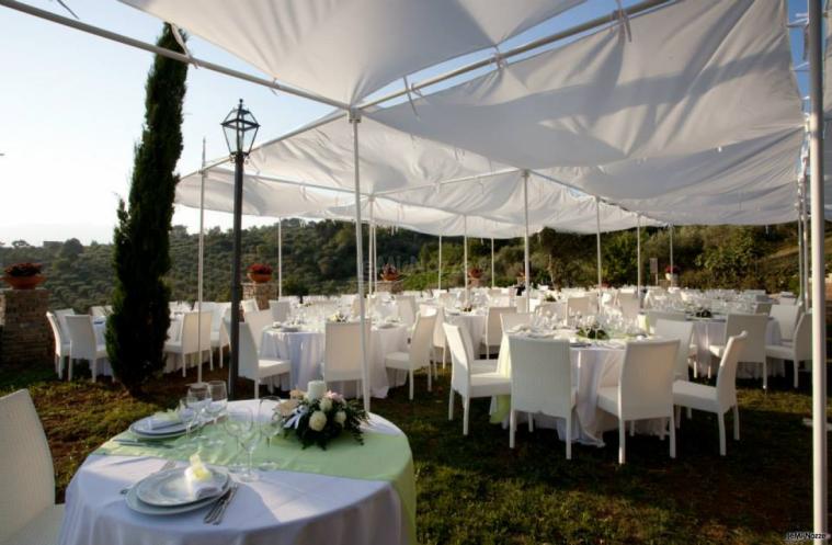 Torre in Pietra - Allestimento del gazebo per il matrimonio