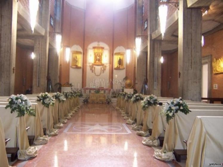 Addobbi con fiori per il matrimonio in chiesa