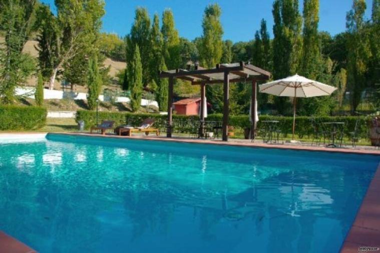 Piscina dell'agriturismo per ricevimenti di matrimonio all'aperto