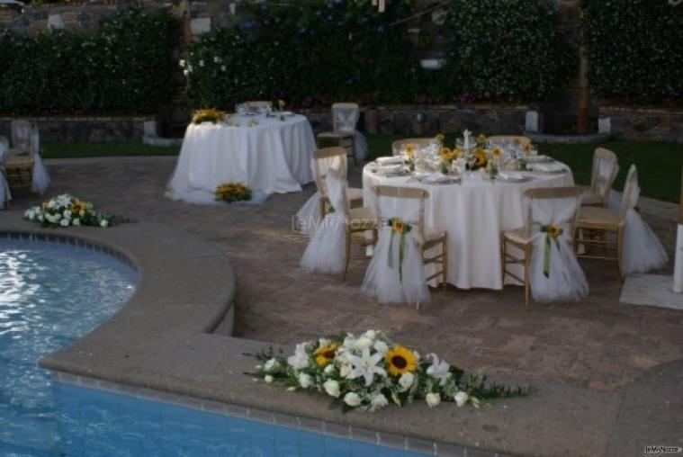 Girasoli e gigli per l'allestimento floreale a bordo piscina