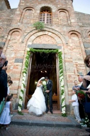 Decorazione esterno Chiesa della cerimonia di matrimonio