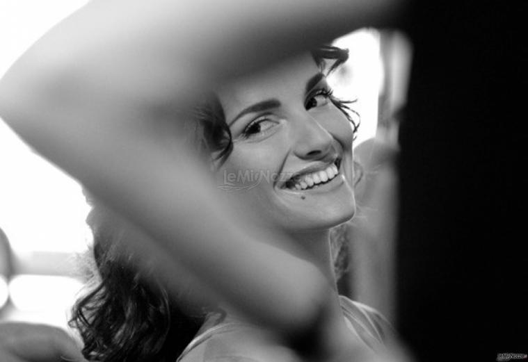 Foto rubata della sposa sorridente