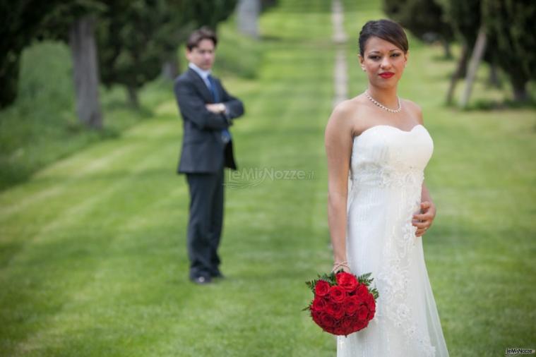 Foto degli sposi in giardino