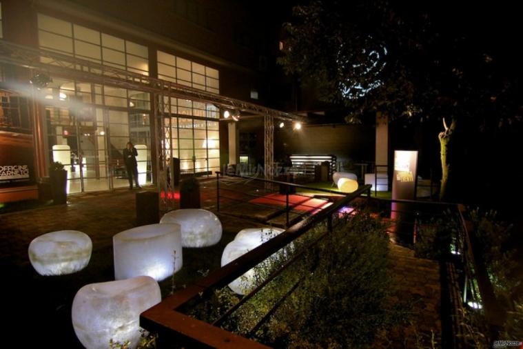 Allestimento della terrazza di Officine Farmeto per un matrimonio di sera