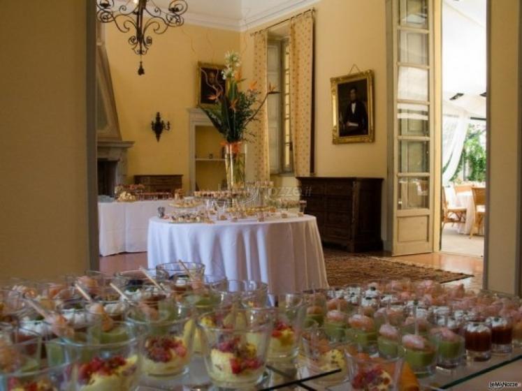 Salone della location di matrimonio con il buffet dei dolci