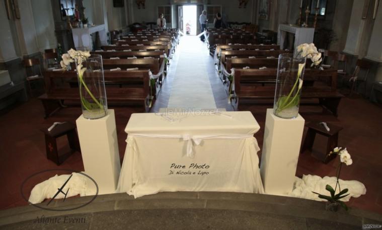 Allestimento dell'altare con orchidee