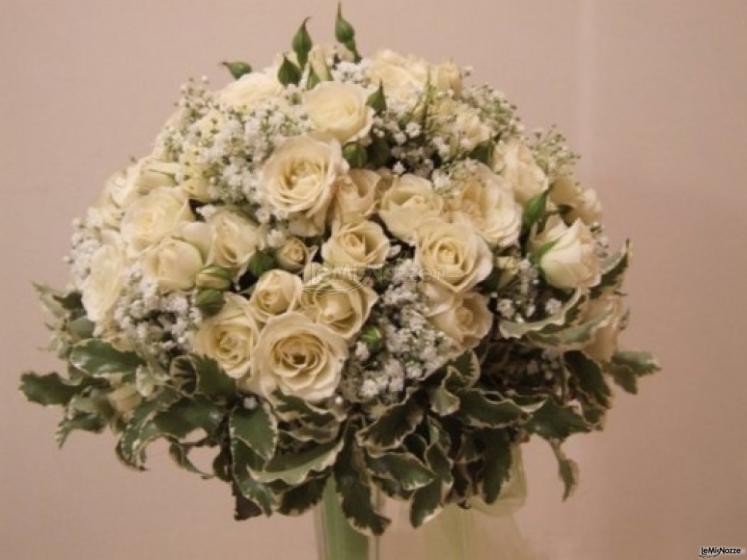 Bouquet di fiori bianchi per la sposa 