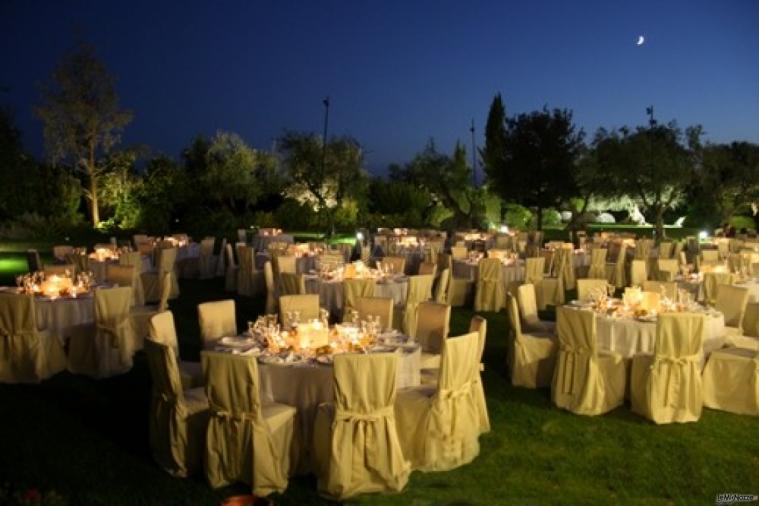 Allestimento matrimonio serale nel grande parco