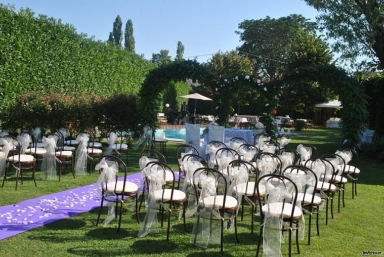 Rito di matrimonio nel giardino della tenuta