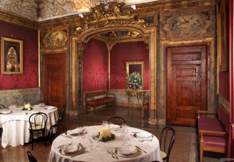 Allestimento tavoli per gli invitati al ricevimento di nozze a Palazzo Isolani