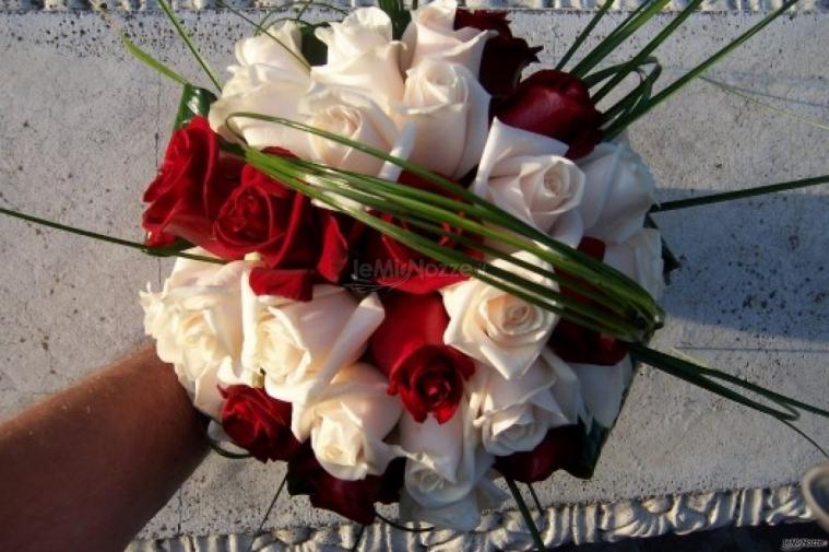 Bouquet di rose rosse per la sposa