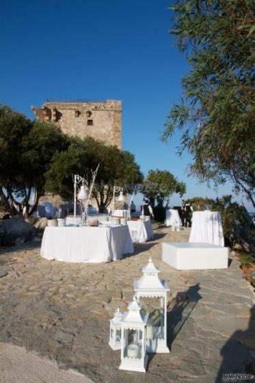 un buffet elegante e raffinato tra verde e mare