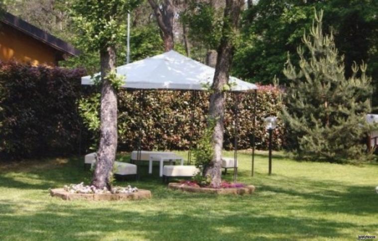 Gazebo per il ricevimento di nozze in giardino