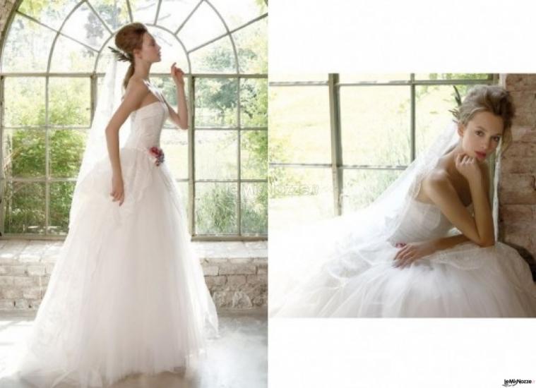 Abito da sposa con gonna in tulle e rosa in vita - Collezione Atmosfere Provenzali