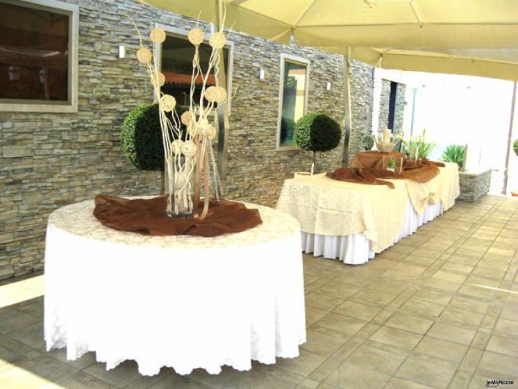 Allestimento del buffet di matrimonio in giardino