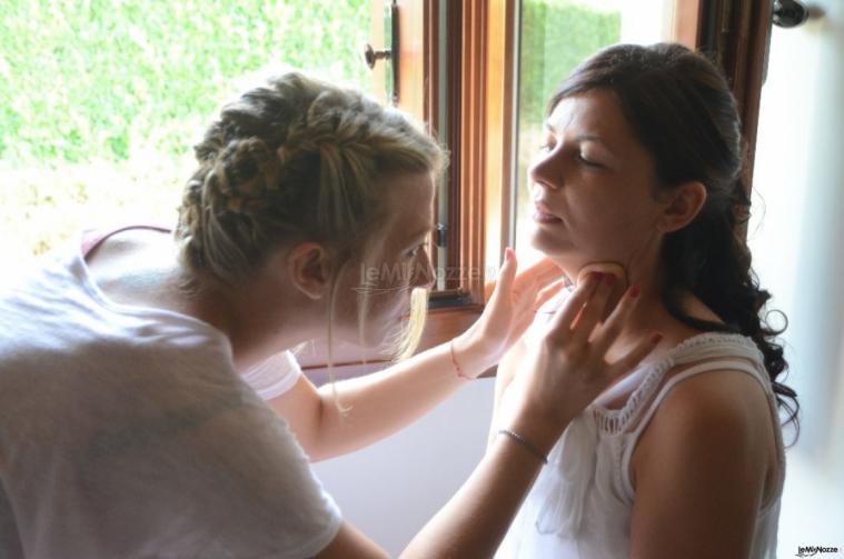 La sposa durante il trucco