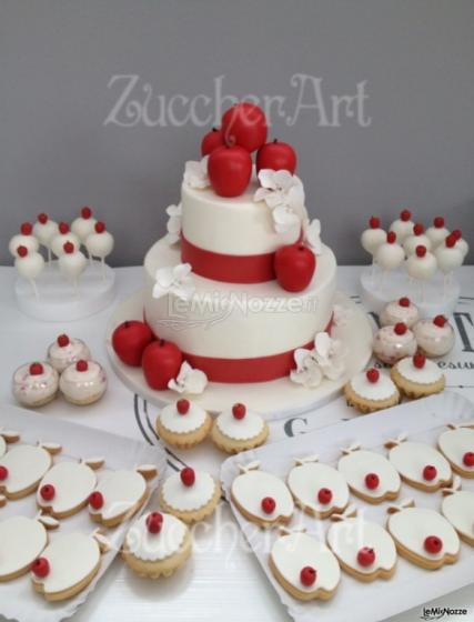 Torta di matrimonio con mele rosse e biscotti