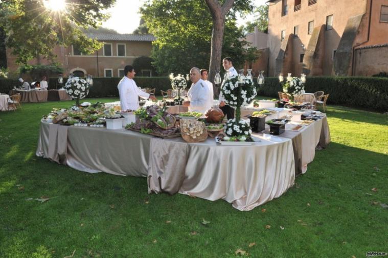 Buffet di matrimonio in giardino