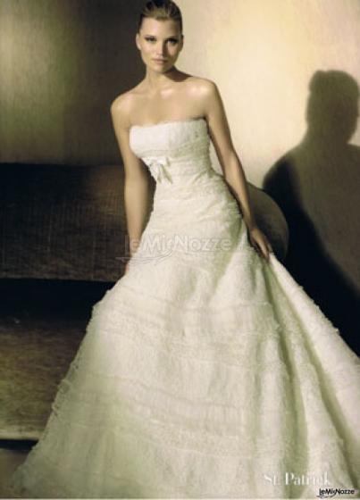 Abito da sposa elegantemente ricamato