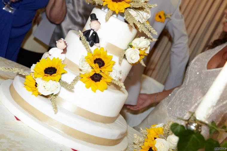 Torta nuziale con girasoli