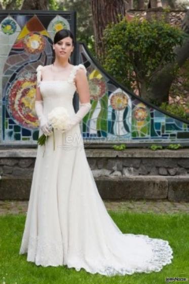 Vestito da sposa con dettagli ricamati in pizzo