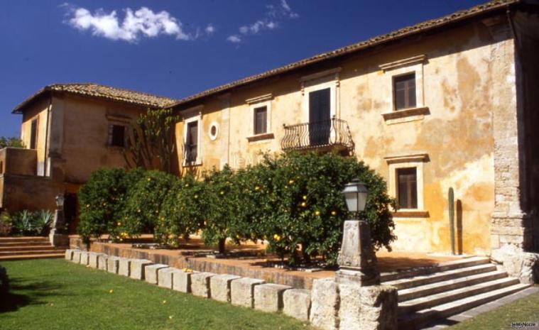 Esterno con limoneti dell'agriturismo per cerimonie di matrimonio presso Lentini (Siracusa)