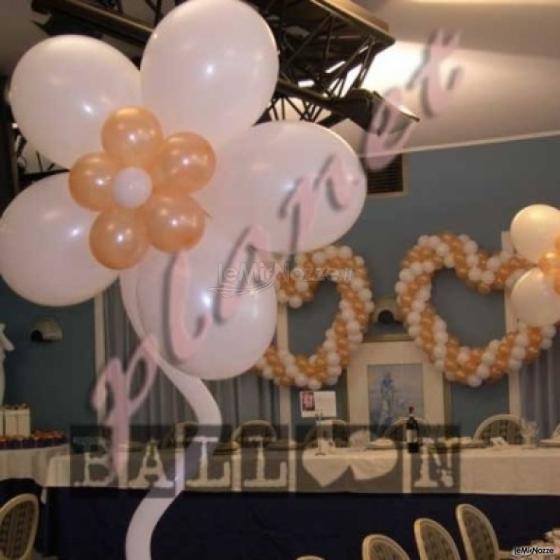 Palloncini a fiore e cuori per gli sposi